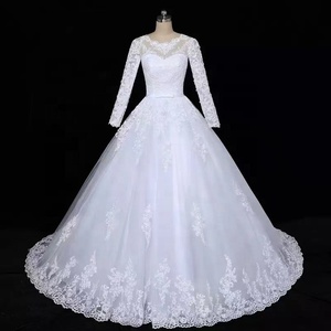 Robe de mariée moderne grande taille élégante été 2025, coupe ajustée, manches longues, blanche, avec laçage et traîne chapelle - Product Image 1