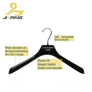 Cabides de Plástico Pretos Personalizados com Logotipo para Atacado |   Acabamento Brilhante Antiderrapante Moldado por Injeção para Roupas Formais e Boutiques de Varejo - Product Image 3