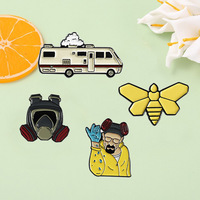 Petite broche en métal plaqué or personnage de dessin animé film méchant abeille masque pour les occasions d'anniversaire en gros accessoire Badge
