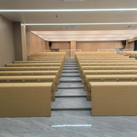 Salle de classe avec rangée de chaises auditorium universitaire église sièges en bois mobilier scolaire salle de conférence escaliers tables et chaises