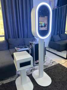 Kiosque photo ovale personnalisable pour selfies avec iPad et appareil photo reflex numérique, coque de photobooth avec flight case et éclairage RGB pour mariage - Product Image 3