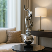 Sculpture métallique abstraite de luxe, art décoratif moderne, statue avec base géométrique pour la décoration intérieure du salon, du bureau ou de l'hôtel