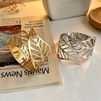 Bracelet pour femme en fer ajouré, style moderne européen et américain, avec feuille d'or, motif ailes, luxe léger, ouvert