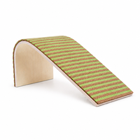 Grattoir pour chat Wave, grand modèle en liège et feutre, avec base inclinée, 395x180x175mm