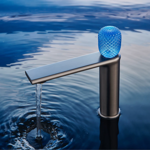 Robinet à poignée en cristal LED au design moderne, aérateur réversible, finition gris métal, laiton, anti-éclaboussures, avec sortie d'eau douce - Product Image 1
