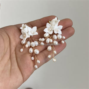 قرط زفاف من لؤلؤ المياه العذبة للنساء, قرط زفاف من لؤلؤ المياه العذبة للنساء مصنوع يدويًا من البورسلين موديل RE4882 - Product Image 4