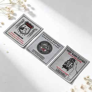 Etiquetas tejidas personalizadas de primera calidad para prendas de vestir, etiquetas tejidas con logotipo claro, etiquetas personalizadas con nombre de marca y códigos de cuidado para ropa de moda. - Product Image 1