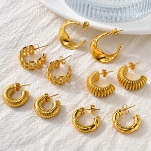 Boucles d'oreilles CC pour femmes, en acier inoxydable plaqué or 18 carats, anti-ternissement, imperméables - Product Image 4