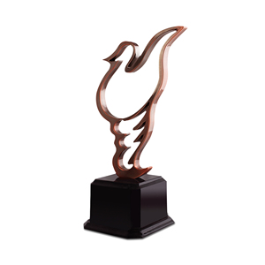 Statue en forme d'oiseau abstraite personnalisée avec socle en <span class=keywords><strong>bois</strong></span>, trophée d'artisanat en métal, technique de coulée, concept - Product Image 2