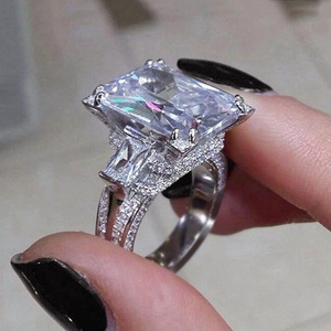 Anello quadrato in cristallo da donna, accessorio minimalista alla moda per l'uso quotidiano - Product Image 1