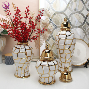 Vase en céramique doré de luxe léger, modèle de réservoir de rangement artistique, ornements pour la chambre, hôtel, vase en céramique pour la décoration de la maison - Product Image 1