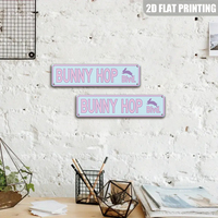 Decoración de pared de metal estilo letrero de calle vintage Bunny Hop Blvd en azul pastel y rosa