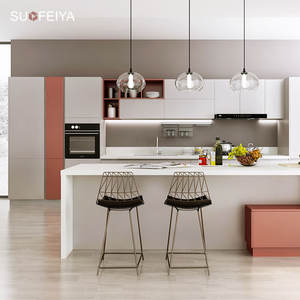 Sofeyia Armoires de cuisine modernes modulaires personnalisées à panneaux plats en MDF laqué rouge avec charnières, et revêtement en résine stratifiée marbre pour évier, pour villas - Product Image 1