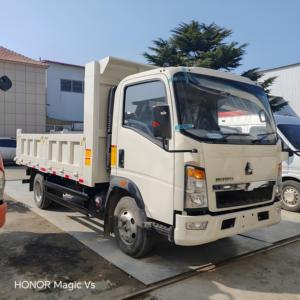 Camión Volquete Pequeño HOWO 4X2 de 3 y 5 Toneladas, Camión Ligero para Mantenimiento Municipal, Arena, Grava y Materiales a Granel, para Larga Distancia - Product Image 1