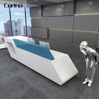 Bureau de réception moderne de luxe en surface solide Corina pour hôtel, hôpital, centre commercial, 3 personnes, 4 m de haut, finition brillante