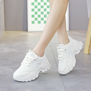 รองเท้าผ้าใบตาข่ายแบบผูกเชือก ดีไซน์ทันสมัย ระบายอากาศได้ดี สีขาวไล่เฉด พร้อมโลโก้ปักลาย  รองเท้าเดินแฟชั่น ใส่ได้ทุกฤดู พื้นรองเท้า EVA - Product Image 2
