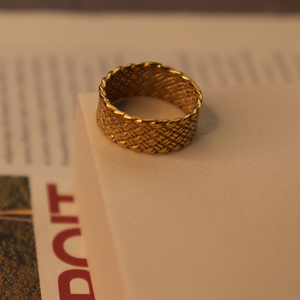 Chris April Vorrätig PVD 18K Vergoldeter Personalisierter Breiter Geflochtener Herrenring aus 316L Edelstahl - Product Image 5