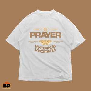 T-shirt Grafica 'Prayer Works Butterfly' con Motivo Faith, Streetwear Spirituale Oversize Unisex, Stile Vintage Estetico, Stampa Neutra Color Tan - Product Image 1