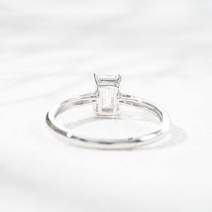 Bague de fiançailles en or blanc 10K avec diamant de laboratoire de 1 carat taille émeraude DEF VS Star Gem - Product Image 3