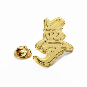 Alfileres de solapa personalizados de diseño gratuito Logotipo de marca de fábrica directa Palabra 3D Alfileres de sombrero chapados en oro brillante Insignia de nombre para traje - Product Image 1