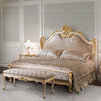 Ensemble de chambre à coucher élégant en bois massif sculpté à la main, lit king size doré avec tête de lit capitonnée à motifs floraux pour villa