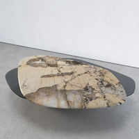 Table basse résidentielle Dream Home en matériaux mixtes, plateau ovale arrondi en marbre et bois, pieds massifs bombés
