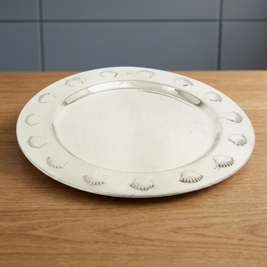 Plato de Presentación Redondo de Metal con Relieve de Concha, Diseño Clásico, Apto para Lavavajillas - Product Image 2