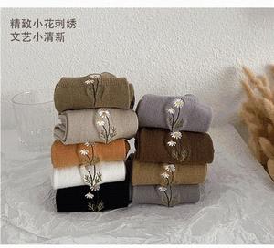 Calcetines de algodón elásticos bordados de Manzanilla de color caramelo japonés para mujer - Product Image 6