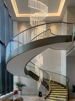 Escalier en spirale en marbre courbé Tanlong, garde-corps en verre courbé noir, éclairage LED pour villa penthouse en Australie