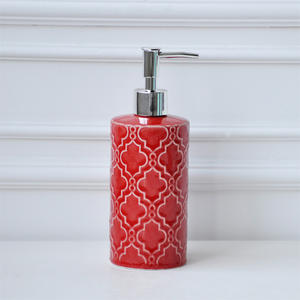 Vente en gros, top ventes, ensemble d'accessoires de salle de bain 4 pièces en céramique <span class=keywords><strong>rouge</strong></span>, <span class=keywords><strong>porte</strong></span>-brosse à dents à motif de fleurs en relief, <span class=keywords><strong>porte</strong></span>-<span class=keywords><strong>savon</strong></span> et tasse - Product Image 3