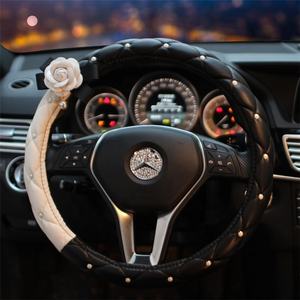Faux cuir blanc camélia fleur <span class=keywords><strong>voiture</strong></span> décoration intérieure volant couvre <span class=keywords><strong>voiture</strong></span> décoration intérieure pour femme <span class=keywords><strong>cadeau</strong></span> - Product Image 2