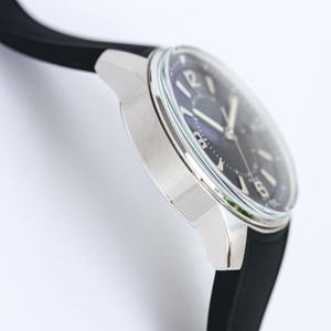 Utilisant le modèle 9015, elle présente un design moderne avec des lignes élégantes et sportives. C'est une montre pour homme. - Product Image 6