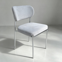 Chaise de salle à manger industrielle avec sièges rembourrés en similicuir et dossier incurvé et pieds en métal noir pour salle à manger et salon