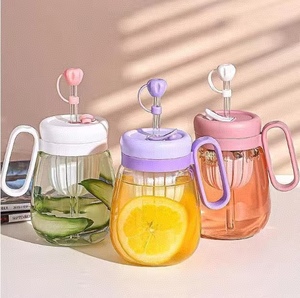 Tasse à café glacé en verre de Noël avec logo personnalisé, motif floral émaillé, couvercle et paille - Product Image 1
