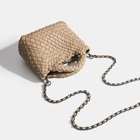 Sac à bandoulière/bandoulière croisée en PU fait main, style petit seau, avec bouton magnétique et chaîne, directement de l'usine, tendance