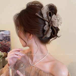 Pince à cheveux en maille cristalline avec nœud, style doux pour femme, nouvelle collection 2025, pince requin volumineuse pour l'arrière de la tête, accessoire capillaire d'été - Product Image 1