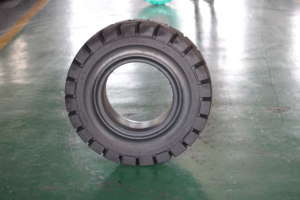 KOBURAブランド高品質ヘビーデューティーソリッドタイヤ8.25-15250-15 8.25-20 9.00-20 12.00-20リム付きフォークリフトソリッドタイヤ - Product Image 4