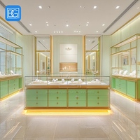 Vitrine à bijoux commerciale avec cadre métallique, base de présentation, comptoir professionnel pour bijoux, espace commercial
