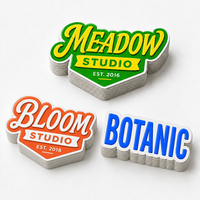 Autocollants personnalisés Yingao, découpés à la forme, en vinyle, imperméables, résistants aux UV, durables, adhésif puissant, brillants, multicolores, logo de marque, forme de bouclier