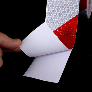 Vinilo Reflectante de Seguridad de Una Cara con Diseño de Panal de Abeja Ultra Traffic, Rojo y Blanco, Ecológico, Impermeable y Resistente a los Rayos UV - Product Image 3