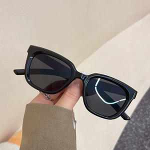 Gafas de Sol Cuadradas G5-6246 con Marco Negro, Lentes AC, Protección UV400, Estilo Urbano Unisex - Product Image 1