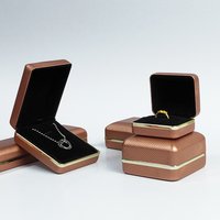 Boîte à bagues en velours de luxe avec logo personnalisé, emballage cadeau en cuir pour bijoux de mariage avec lumière LED