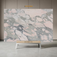 Style artistique romantique, grande dalle de marbre naturel gris-rose mélangé, idéale pour les espaces commerciaux créatifs.
