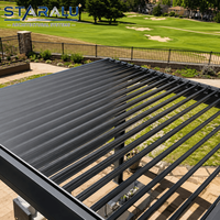 Elegante Pérgola Retráctil de Aluminio con Techo de Láminas y Puertas de Vidrio para Relajarse al Aire Libre Junto a la Piscina