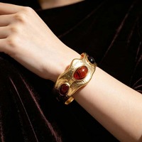 Bracelet asymétrique plaqué or avec finition polie, bijou tendance, pièce maîtresse minimaliste pour femme
