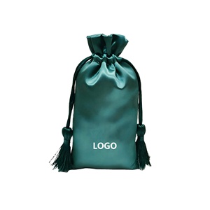 Pochette à cordon en satin à double face avec logo personnalisé, en fausse soie verte, pour le rangement de la lingerie et l'emballage de cosmétiques - Product Image 1