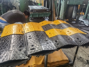Vente en gros usine : Rabattable de vitesse industriel en caoutchouc jaune-noir, carré standard, pour la sécurité routière - Product Image 2