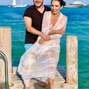 فستان شاطئ طويل بفتحة رقبة عميقة، مصنوع من الشيفون الأبيض المزين بالدانتيل مع تفاصيل شفافة، مناسب للبيكيني وملابس الشاطئ - Product Image 3