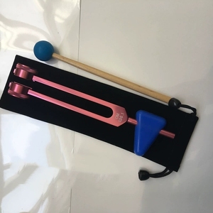 Kit de diapasons lestés OM 136,1 Hz pour la guérison par vibration, avec poignée en silicone, maillet et sac à cordon de serrage - Product Image 2