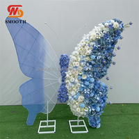 Fond de scène floral artificiel élégant et lisse, fleurs roses et violettes, dégradé de papillons pour Quinceañera et anniversaire